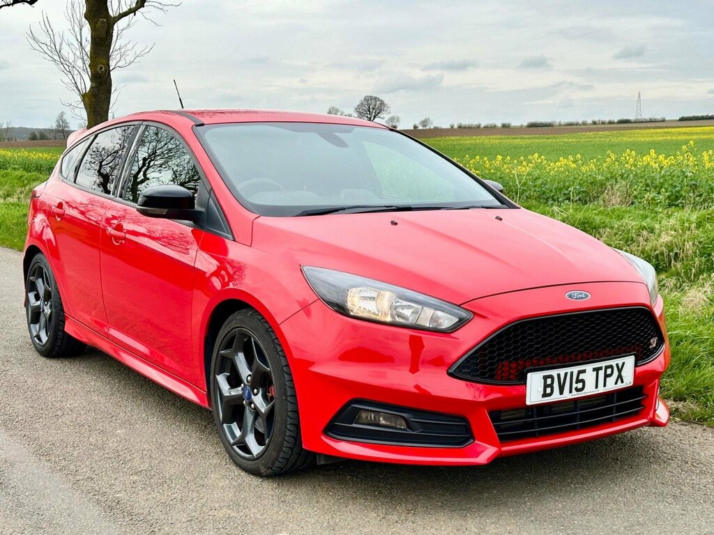 Compare Ford Focus 2015 15 2.0 BV15TPX Red