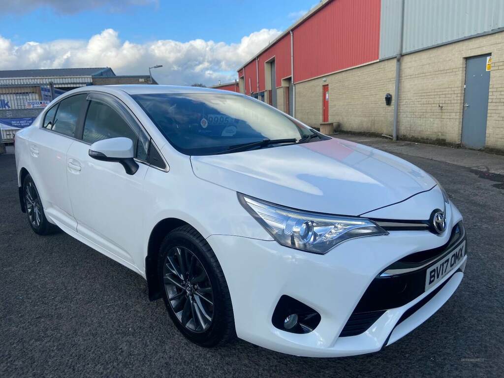 Compare Toyota Avensis 2.0D Business Edition BV17OMX White
