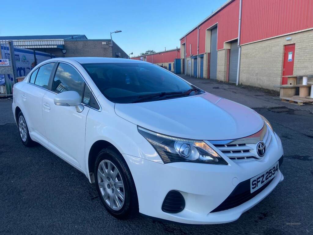 Toyota Avensis 2.0 D-4d Active White #1