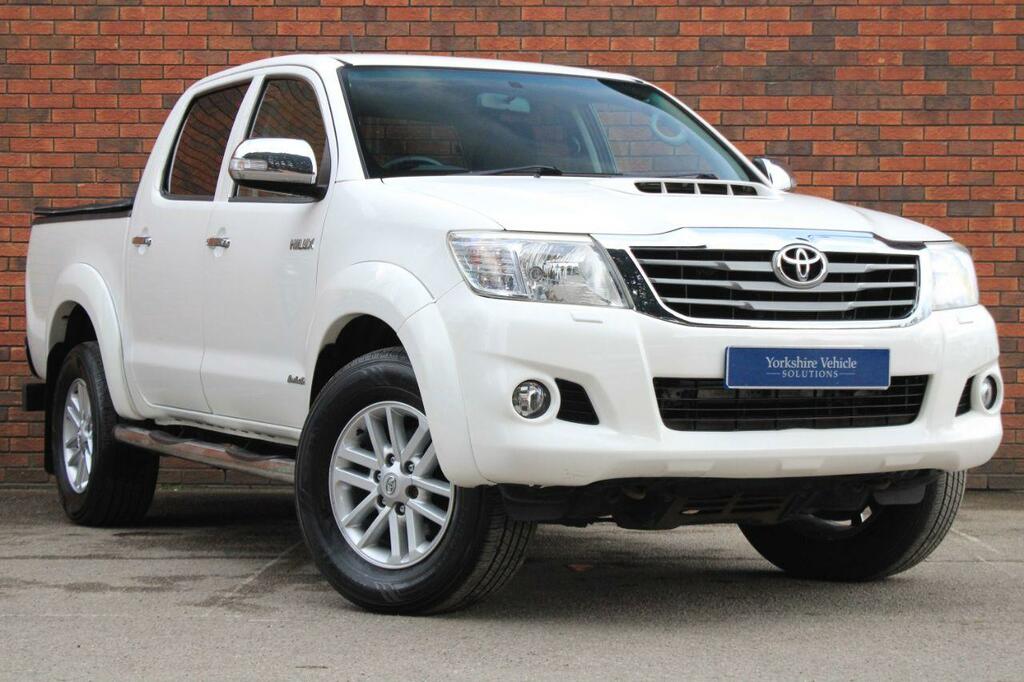 Compare Toyota HILUX 3.0 D-4d Invincible 4Wd Euro 5 DX65OYE White