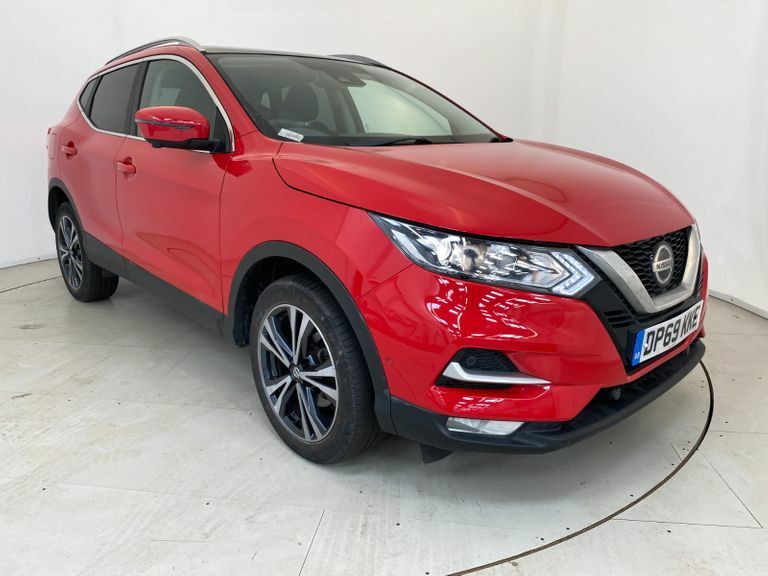 Compare Nissan Qashqai 1.3 Dig-t N-connecta Glass Roof Pack DP69KKE Red