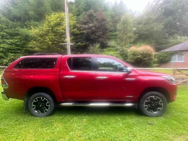 Compare Toyota HILUX 2.4 Invincible X 4Wd D-4d Dcb 148 Bhp SW66ZCY Red