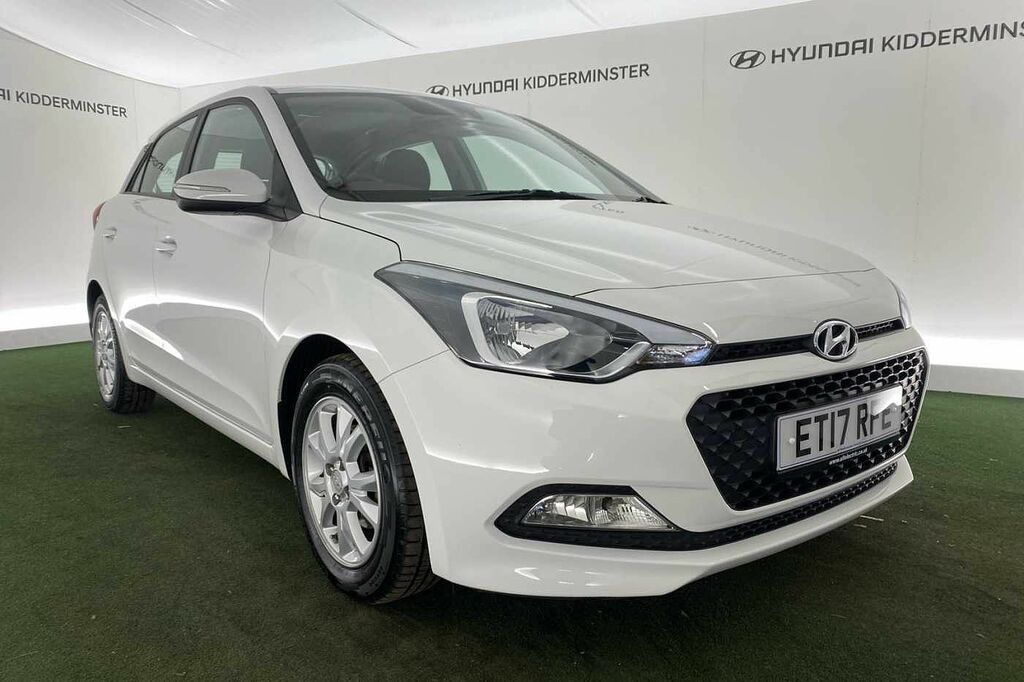 Compare Hyundai I20 1.4 Se 100 Ps ET17RFE White
