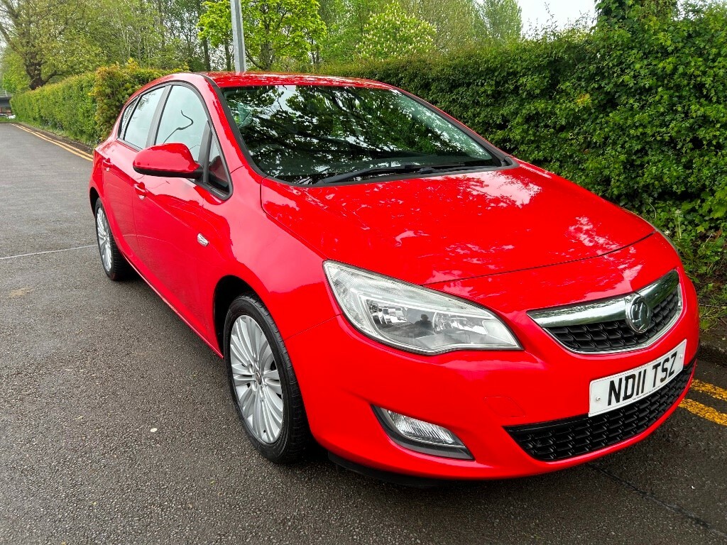Compare Vauxhall Astra Excite ND11TSZ Red