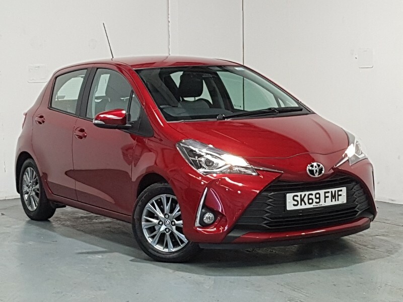 Compare Toyota Yaris 1.5 Vvt-i Icon SK69FMF Red