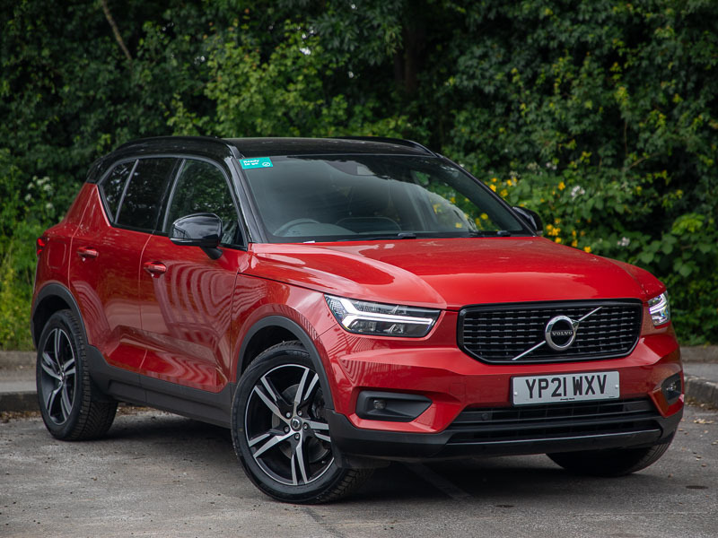Compare Volvo XC40 1.5 T4 Recharge Phev R Design YP21WXV Red