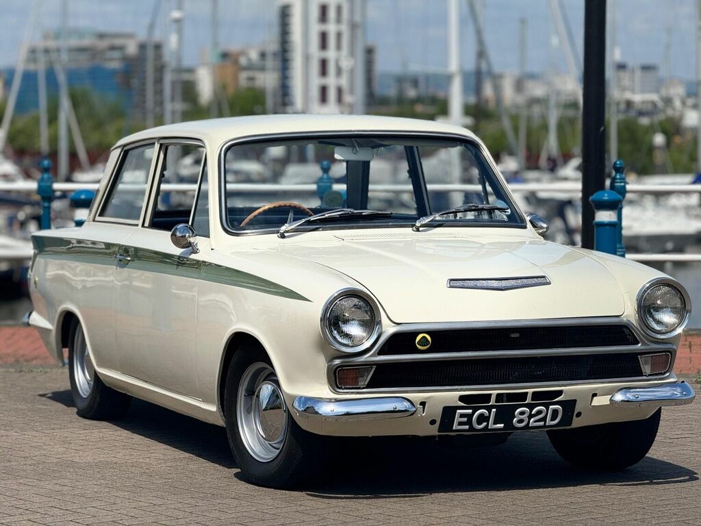 Compare Ford Cortina Saloon ECL82D 