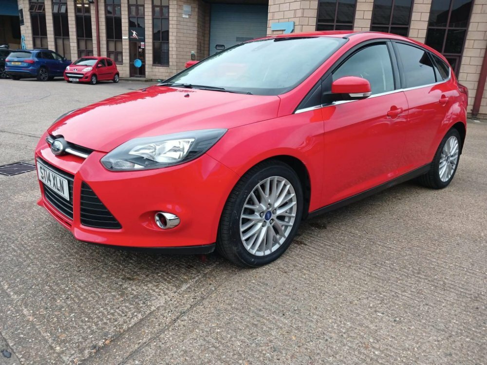 Compare Ford Focus 1.0T Ecoboost Zetec Euro 5 Ss ST14XLN Red