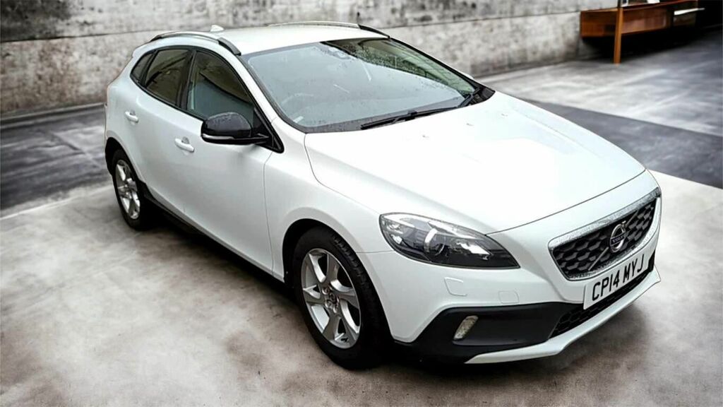 Compare Volvo V40 Cross Country Hatchback 1.6 D2 Lux Powershift Euro 5 Ss CP14MYJ White