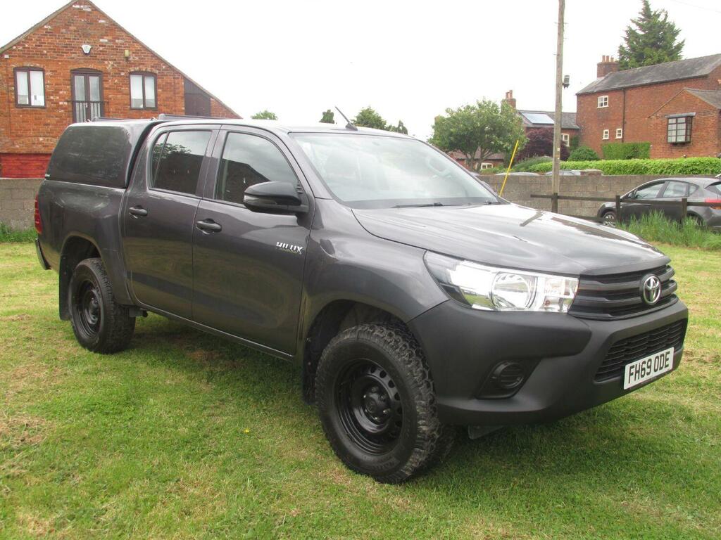 Compare Toyota HILUX Acttive 4X4 FH69ODE Grey