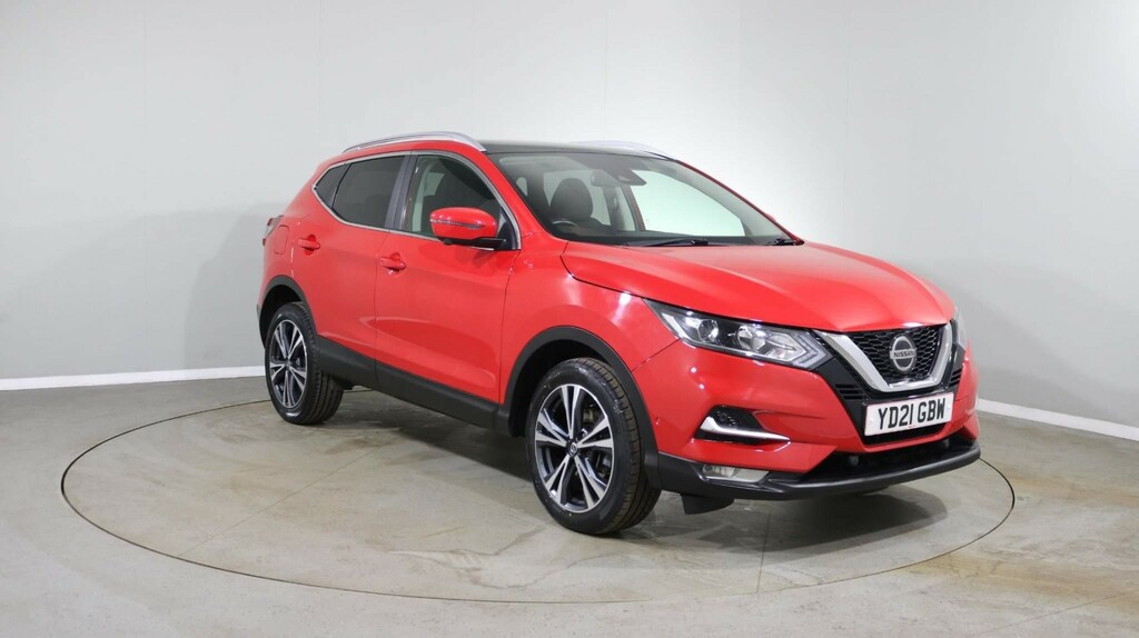 Compare Nissan Qashqai Dig-t N-connecta Dct YD21GBW Red