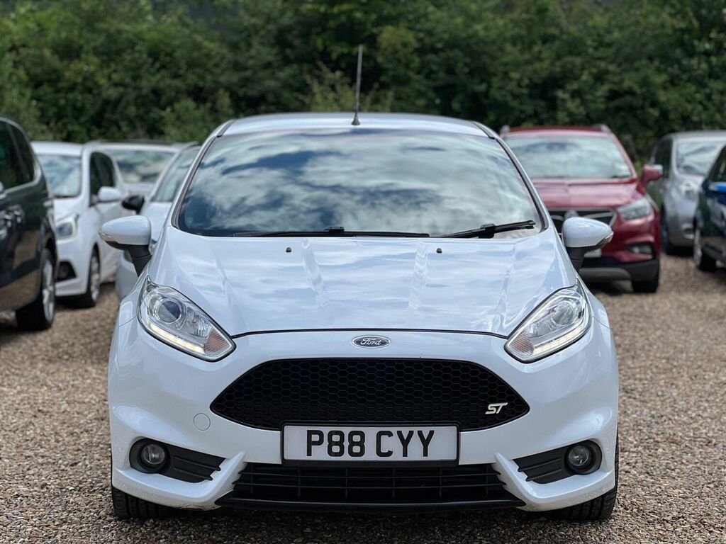 Compare Ford Fiesta Hatchback 1.6T Ecoboost St-2 Euro 5 201363 P88CYY White