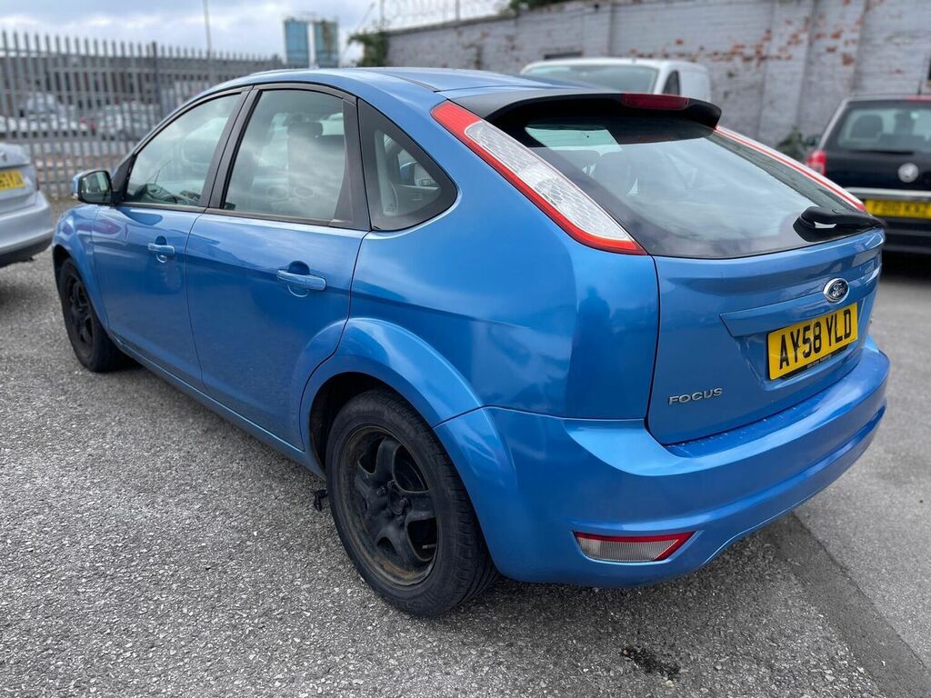 Compare Ford Focus Hatchback 1.4 Style 200858 AY58YLD Blue