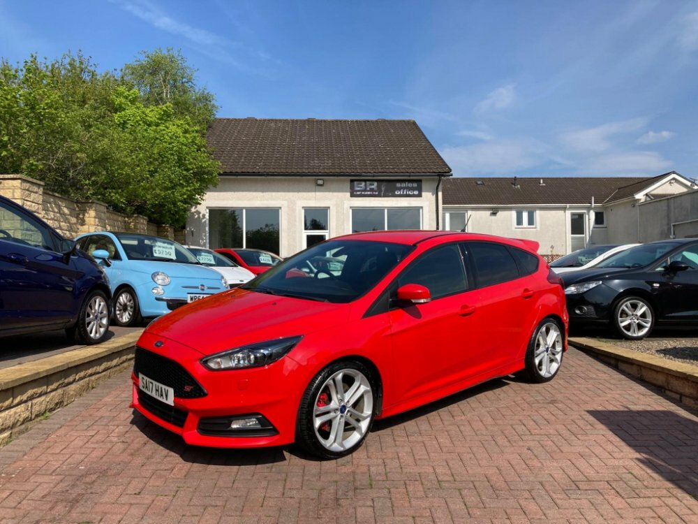 Compare Ford Focus St-3 SA17HAV Red