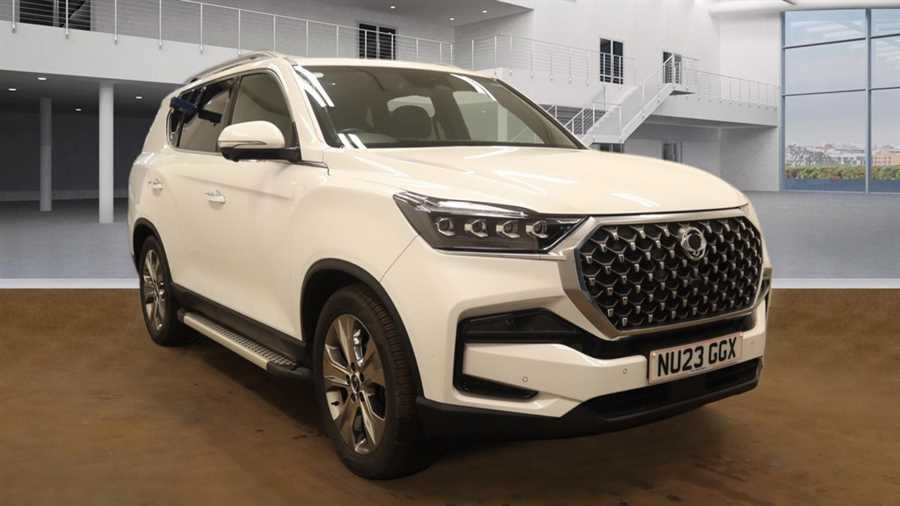 Compare SsangYong Rexton 2.2 Ultimate NU23GGX White
