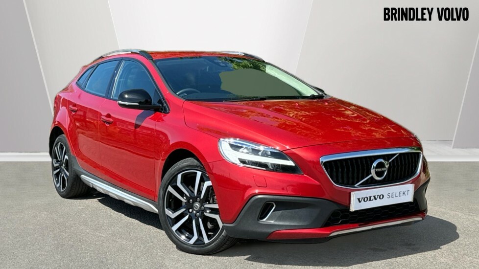 Compare Volvo V40 Cross Country Cross Country Pro T3 RO18OET Red