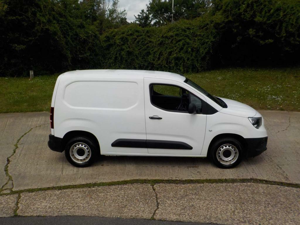 Compare Vauxhall Combo 1.5 Turbo D 2000 Edition L1 H1 Euro 6 Ss VB20UJS White