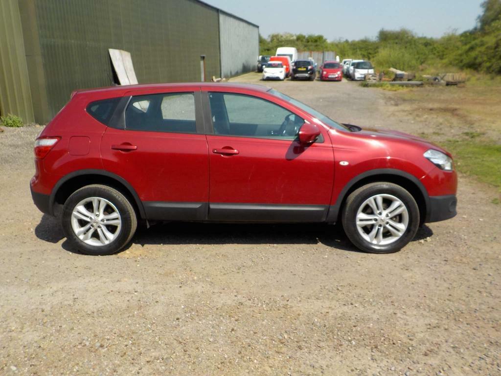 Compare Nissan Qashqai 1.6 Acenta 2Wd Euro 5 Ss  Red
