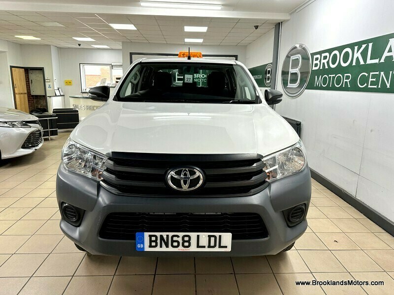 Compare Toyota HILUX 2.4 Active 4Wd D-4d Dcb Stunning Example BN68LDL White