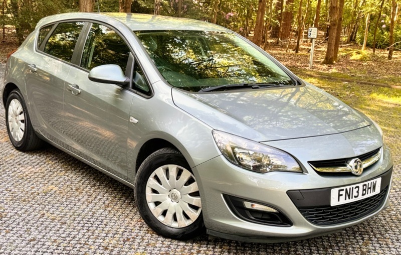 Compare Vauxhall Astra Exclusiv Cdti Ecoflex Ss FN13BHW Silver