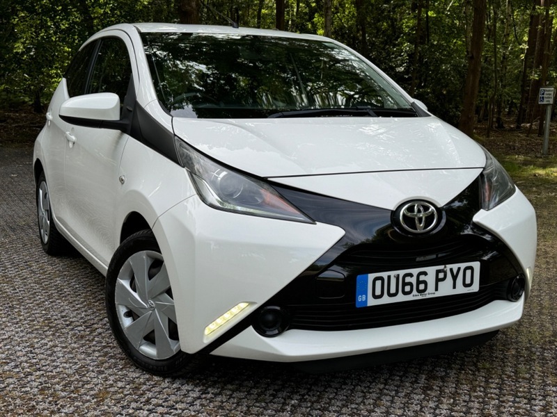 Compare Toyota Aygo Vvt-i X-play OU66PYO White