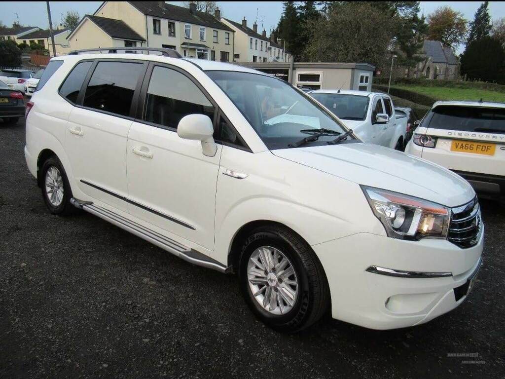 Compare SsangYong Turismo 2.0 Es XFZ1789 White