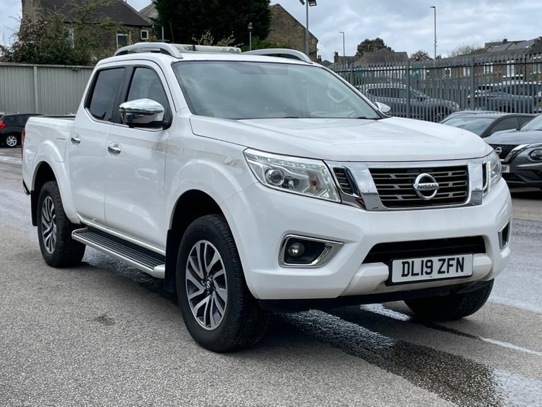 Compare Nissan Navara Double Cab Pick Up Tekna 2.3Dci 190 4Wd DL19ZFN White