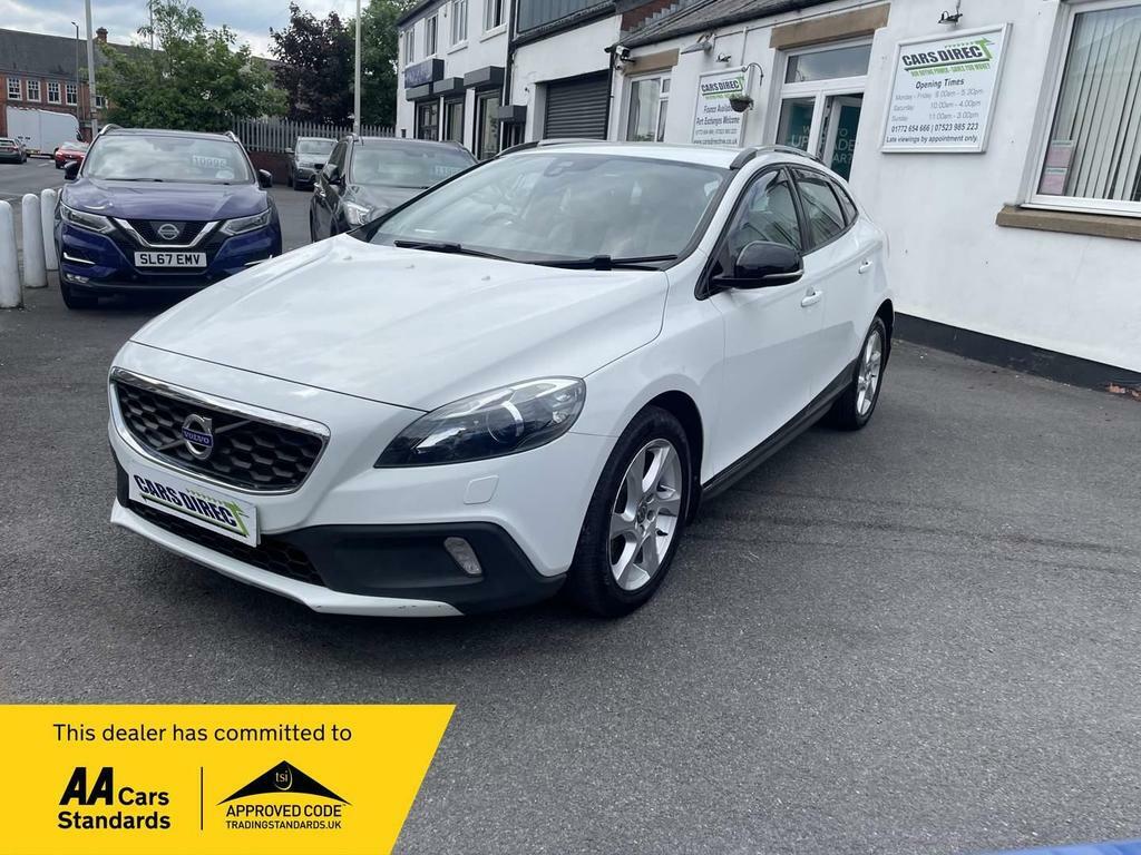 Compare Volvo V40 Cross Country Cross Country 1.6 D2 Lux Powershift Euro 5 Ss HY15AFJ White
