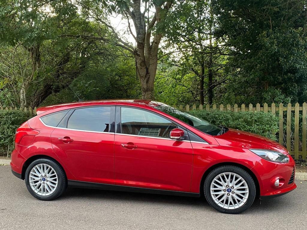 Compare Ford Focus 1.0T Ecoboost Zetec Euro 5 Ss  Red