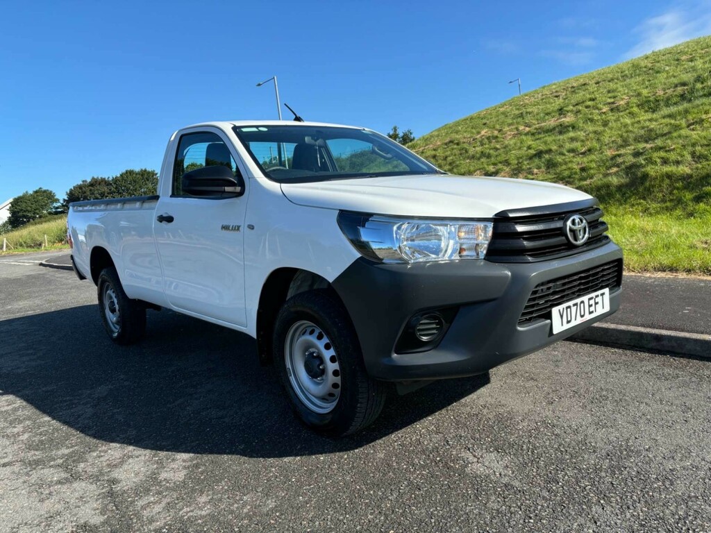 Compare Toyota HILUX 2.4 Hi-luxury Active YD70EFT White