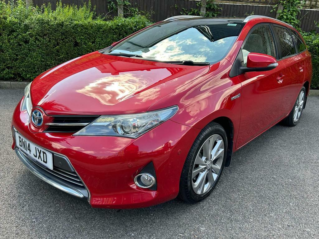 Compare Toyota Auris Vvt-i Excel BN14JXD Red