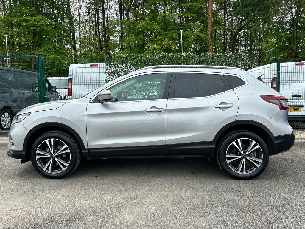 Compare Nissan Qashqai 1.3 Dig-t N-connecta Glass Roof Pack YA70VXX Silver
