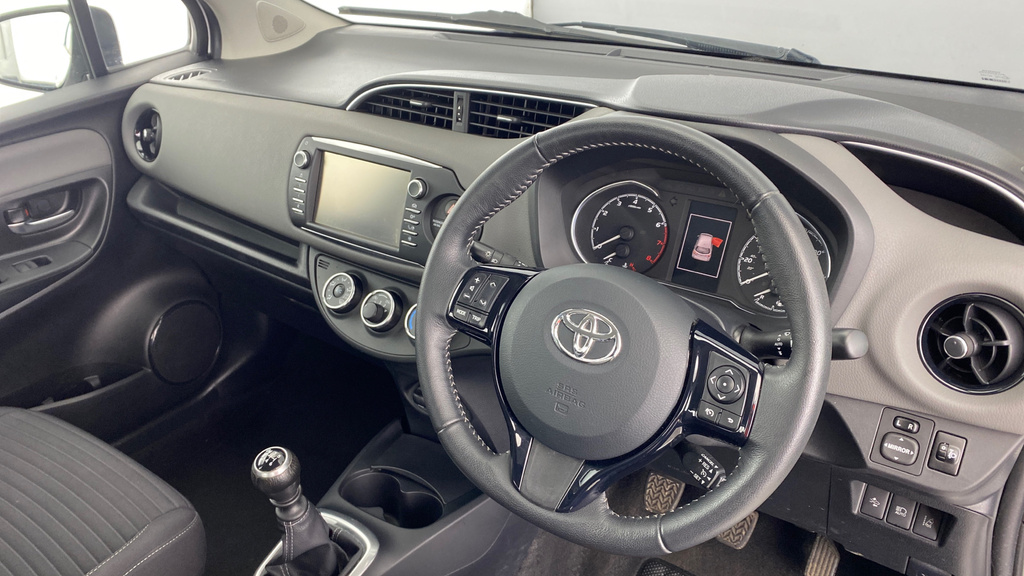 Compare Toyota Yaris Icon OU18URH White