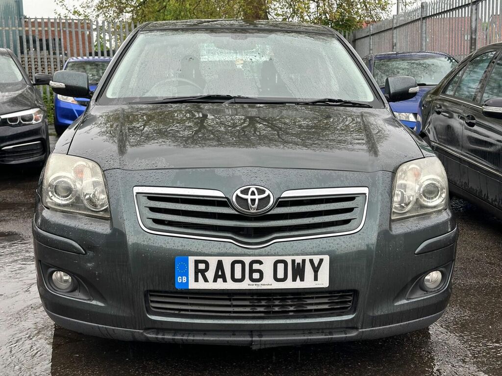 Compare Toyota Avensis Hatchback RA06OWY Green