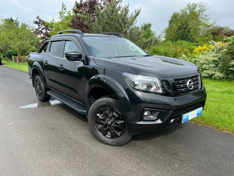 Compare Nissan Navara Double Cab Pick Up N-guard 2.3Dci 190 Tt 4Wd SK21LUL Black
