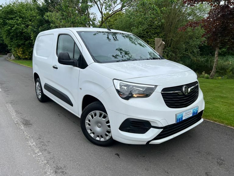 Compare Vauxhall Combo 2300 1.5 Turbo D 100Ps H1 Sportive Van DL70LGD White