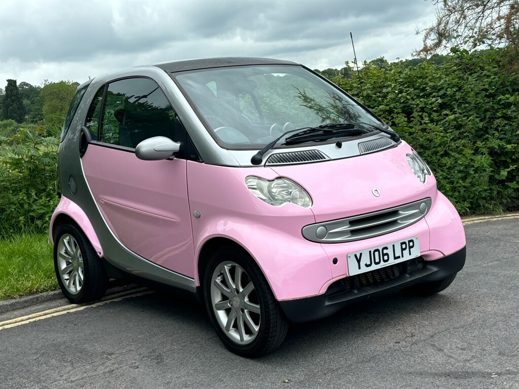 Smart Fortwo 0.7L 0.7 City Pink Hatchback Pink #1
