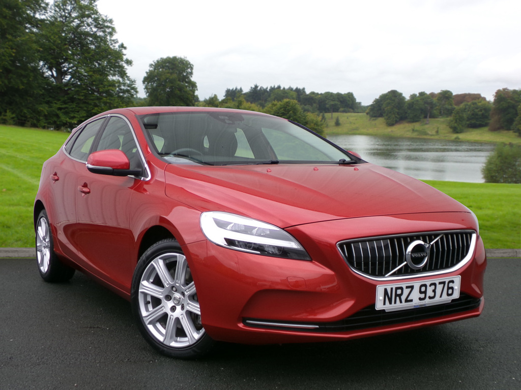 Volvo V40 T3 152 Inscription Geartronic Red #1