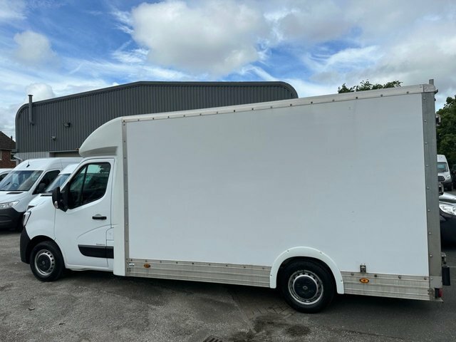 Compare Renault Master 2.3 Ll35 Business Dci HT69MFF White