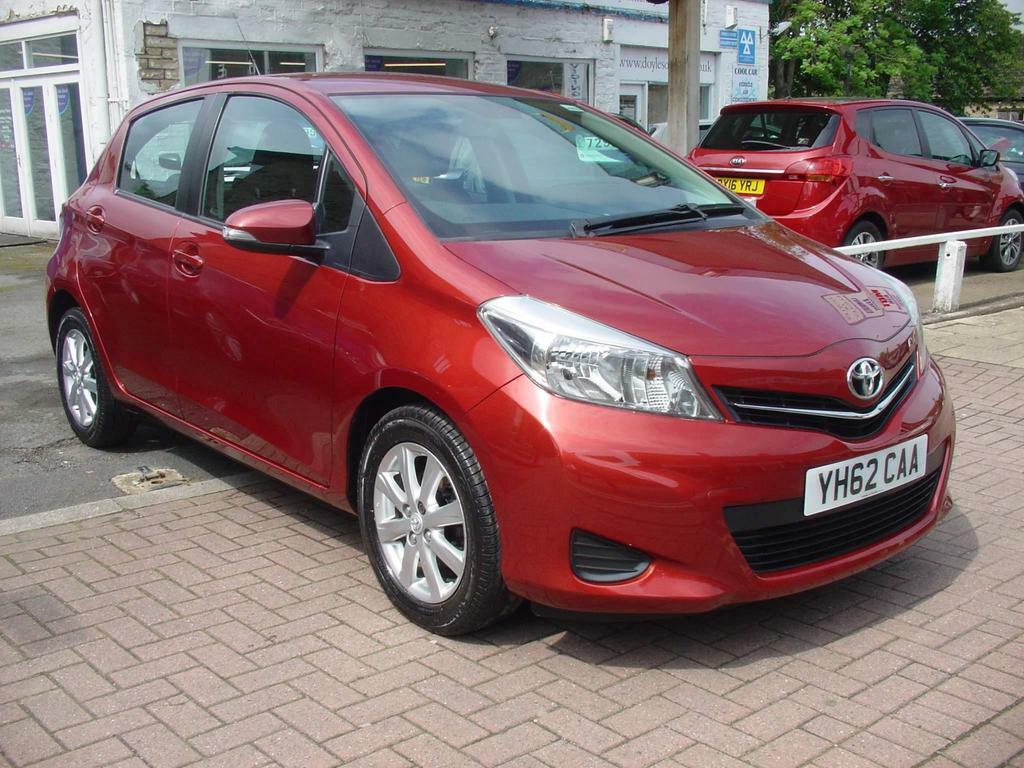 Compare Toyota Yaris 1.33 Dual Vvt-i Tr Euro 5 YH62CAA Red