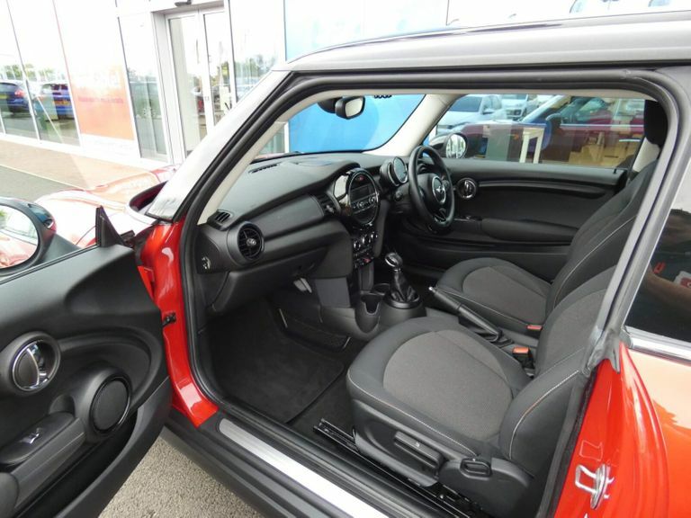 Compare Mini Hatch 1.5 Cooper Euro 6 Ss SR16TVZ Red