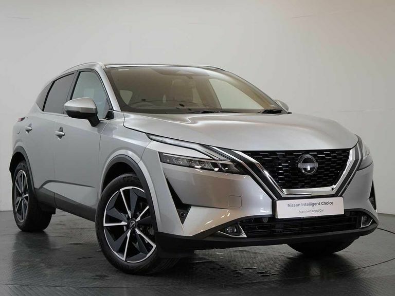 Compare Nissan Qashqai 1.3 Dig-t Mh 158 Tekna X-tronic With Glass Ro OV72TLX Silver