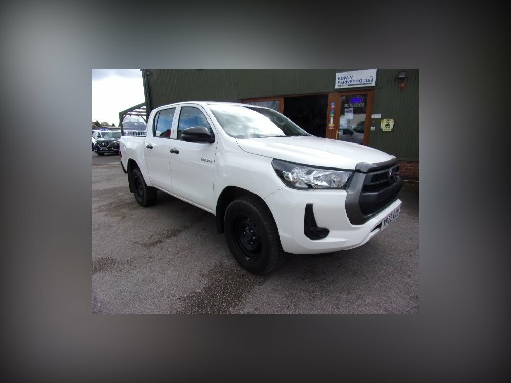 Compare Toyota HILUX Active Dcab Pick Up 2.4 D-4d YP22AXU White