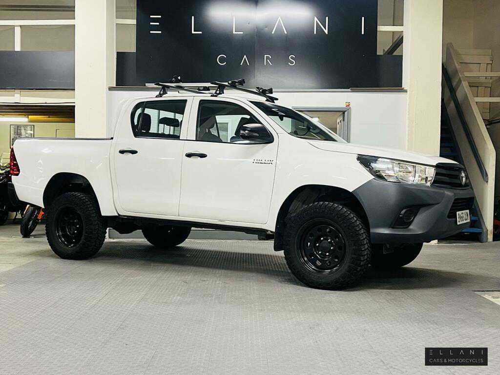 Compare Toyota HILUX Active BN68UOM White