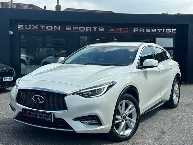 Compare Infiniti Q30 2016 1.5L Business Executive D 107 Bhp AY66XZX White