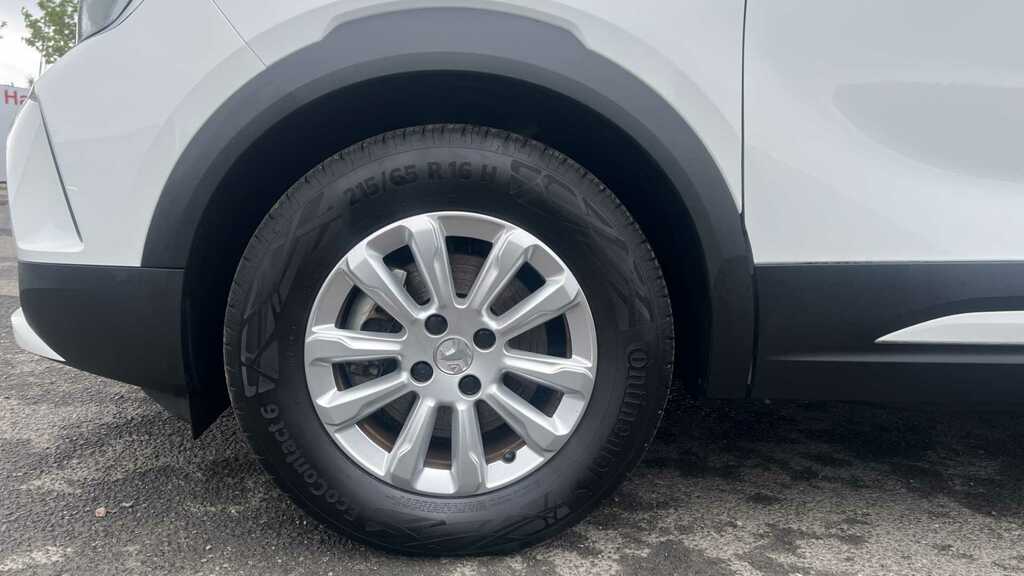 Compare Vauxhall Mokka-e 100Kw Se Nav Premium 50Kwh ND21XKK White