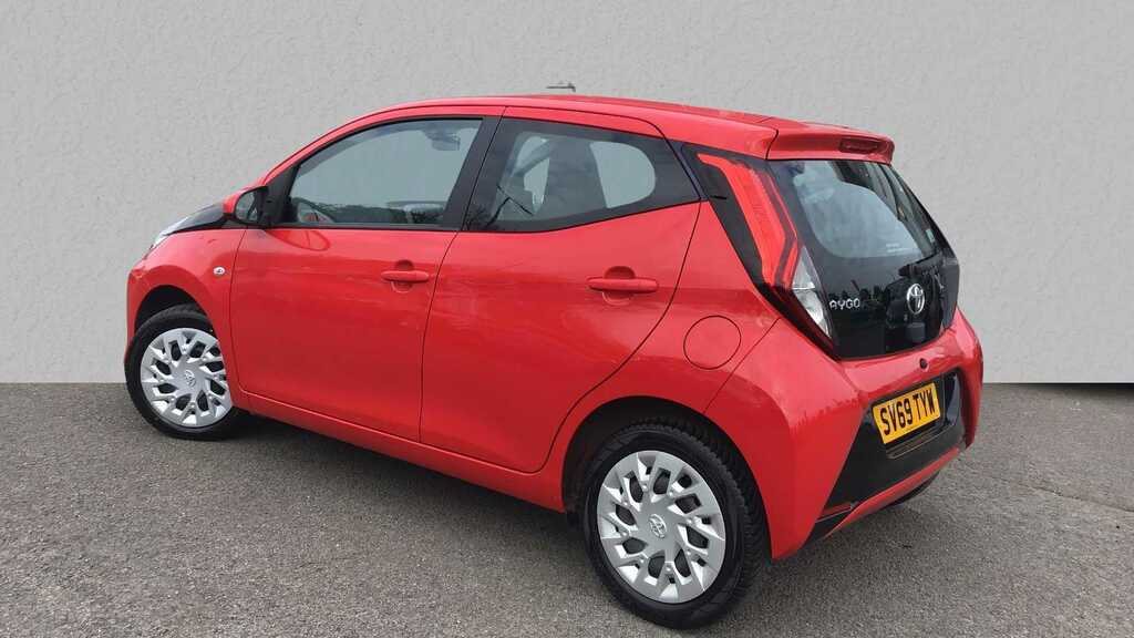Compare Toyota Aygo 1.0 Vvt-i X-play SV69TYW Red