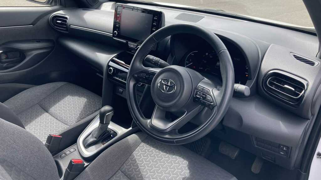 Compare Toyota Yaris Cross 1.5 Hybrid Design Cvt SA71YPP White