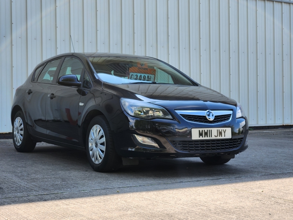 Compare Vauxhall Astra 2011 1.6 Exclusiv 113 Bhp MW11JWY Black