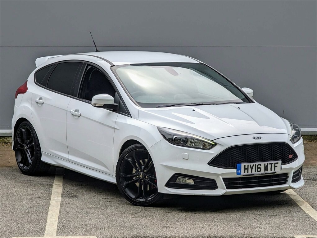 Compare Ford Focus 2.0T Ecoboost St-3 Euro 6 Ss HY16WTF White